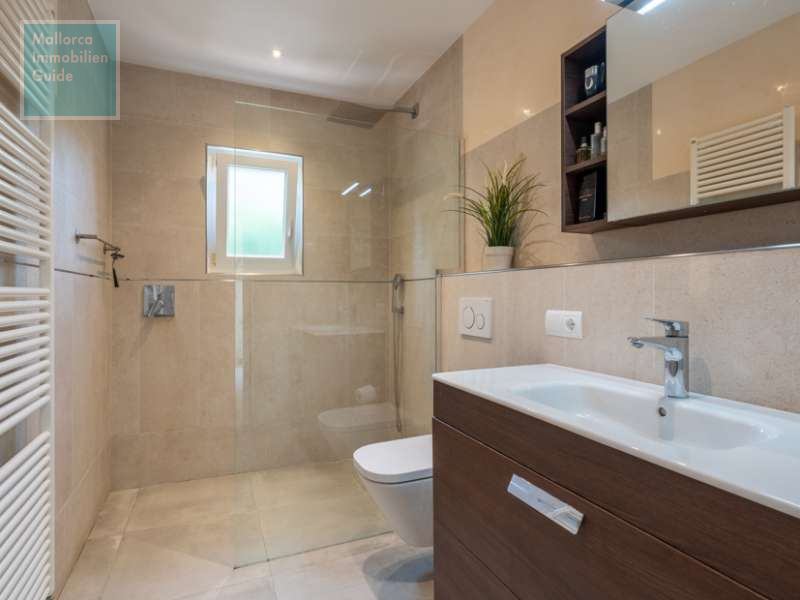 Badezimmer mit Dusche