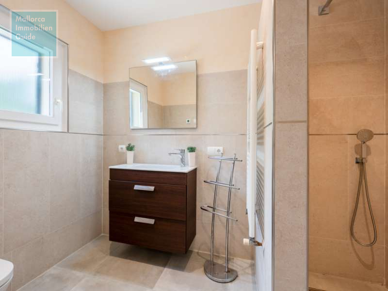 Badezimmer mit Dusche