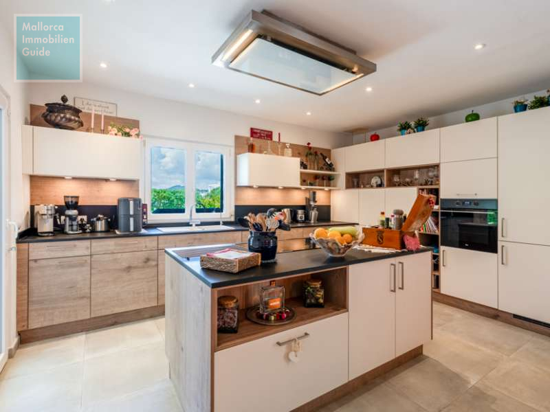 Moderne und voll ausgestattete Küche