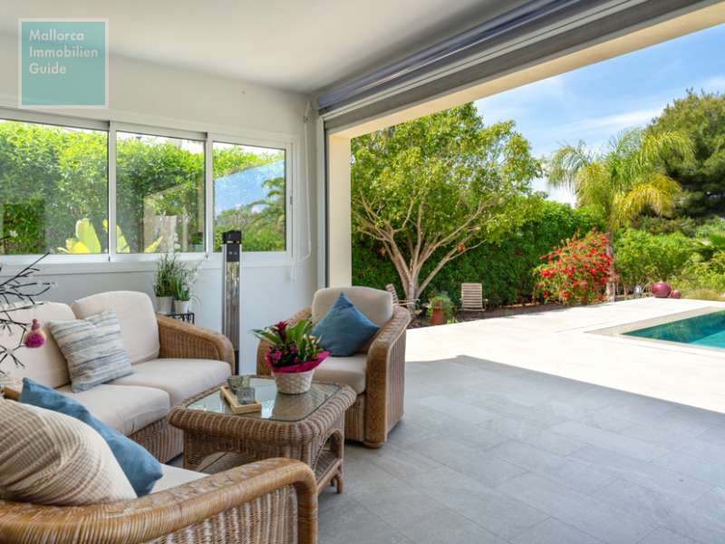 Überdachte Terrasse am Wohnzimmer