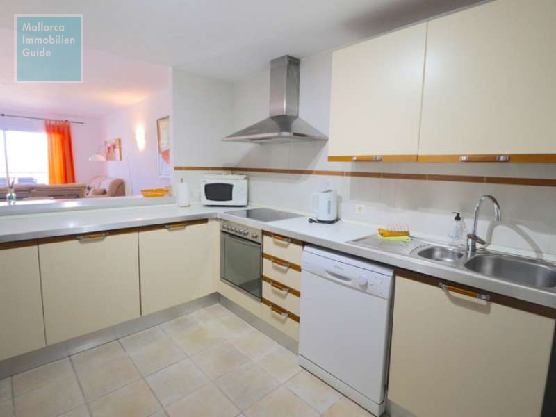 Voll ausgestattete, moderne Küche