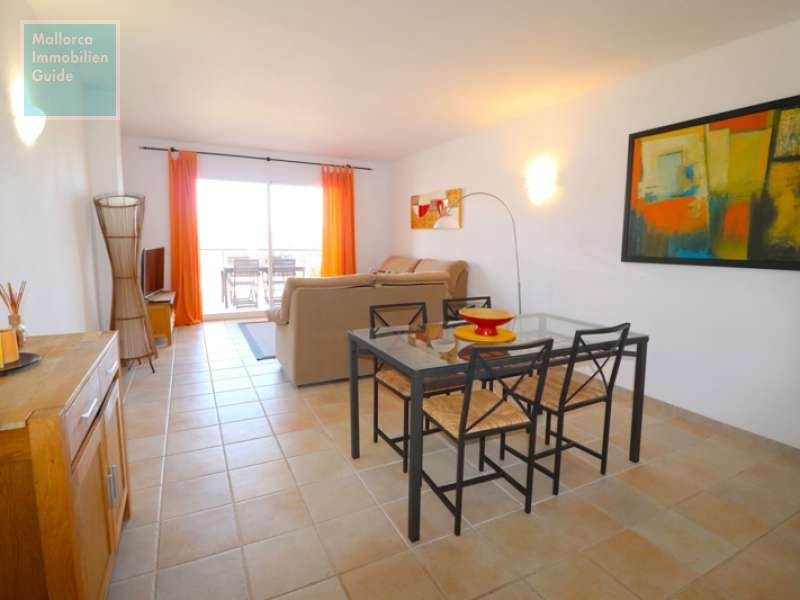 Wohn- Esszimmer mit Zugang zum Balkon