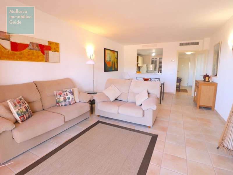 Wohnzimmer, Blickrichtung Küche und Eingangsbereich