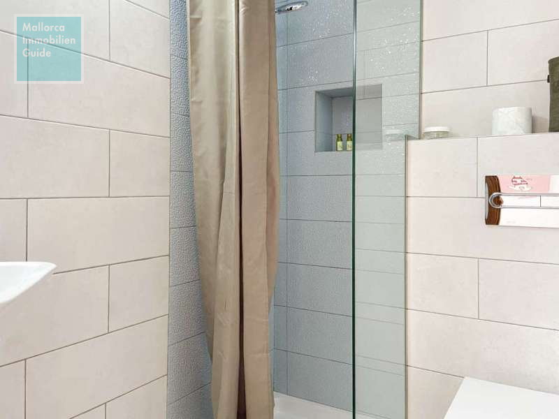 Badezimmer mit Dusche