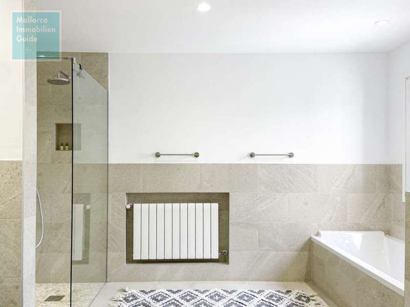 Badezimmer mit Badewanne...