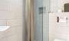 Badezimmer mit Dusche